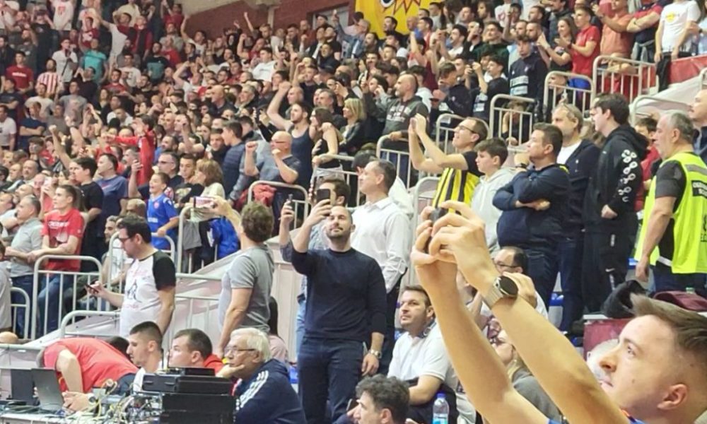 IMPRESIONIRANI Grupica navijača Fenerbahčea oduševljena atmosferom koju prave „delije“! (VIDEO)