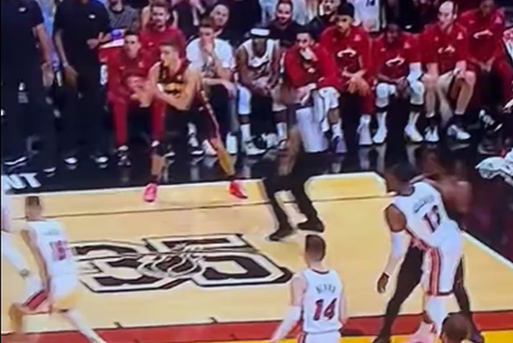 NAVIJAČI U ŠOKU Sudija, šta to radiš?! Bogdanović se namestio za šut, a onda… Društvene mreže „gore“ od komentara (VIDEO)