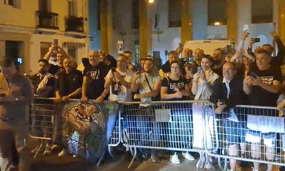 LUDILO ISPRED DVORANE Evo kako su „grobari“ dočekali igrače Partizana posle velike pobede! Jedan od njih posebno oduševio (VIDEO)