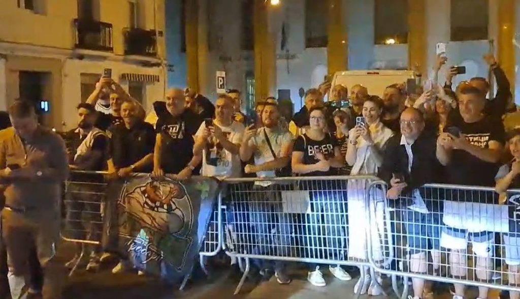 LUDILO ISPRED DVORANE Evo kako su „grobari“ dočekali igrače Partizana posle velike pobede! Jedan od njih posebno oduševio (VIDEO)