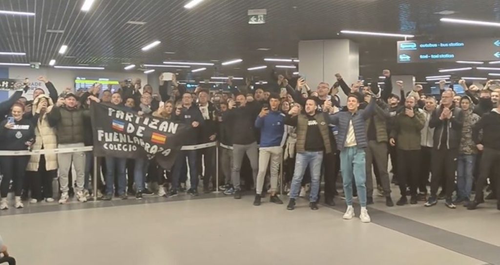 BESANA NOĆ „Grobari“ pesmom dočekali košarkaše na aerodromu (VIDEO)