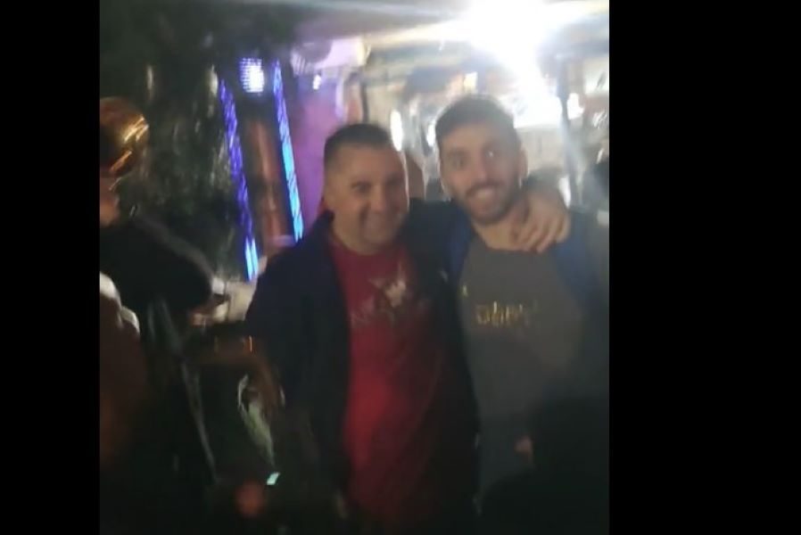 FEŠTA ISPRED DVORANE Trubači dočekali Kampaca! Evo koji hit su mu svirali (VIDEO)