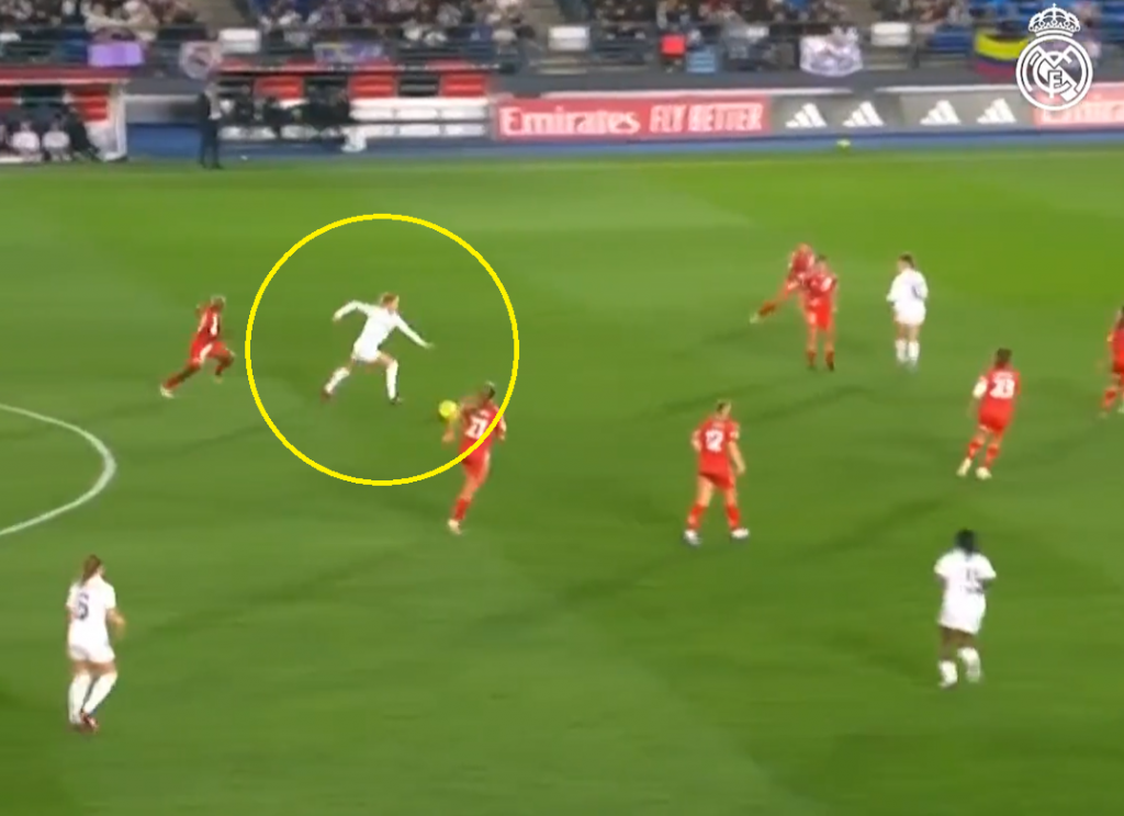 Kao Roberto Karlos nekad, samo desnom! Žena, igra za Real i dala je gol s 40 metara! (VIDEO)