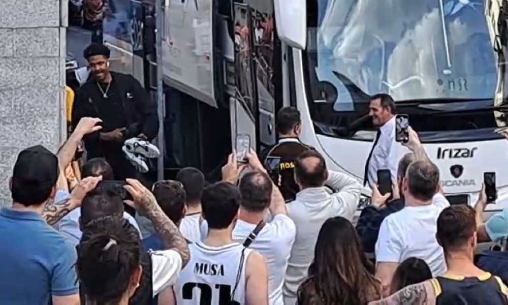 Košarkaši Partizana došli pred dvoranu, a navijači poslali jasnu poruku (VIDEO)