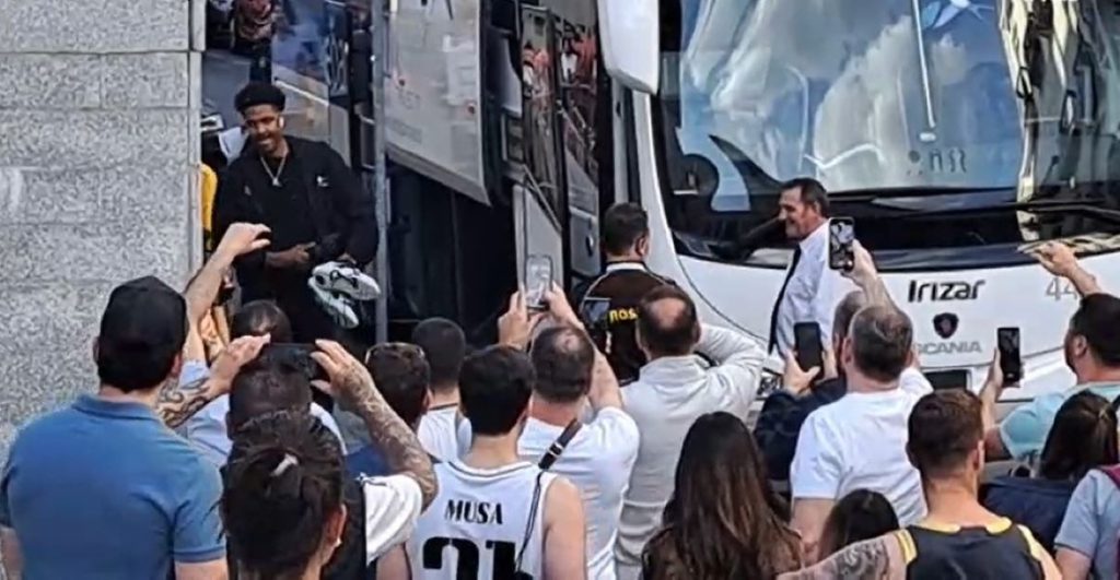 Košarkaši Partizana došli pred dvoranu, a navijači poslali jasnu poruku (VIDEO)