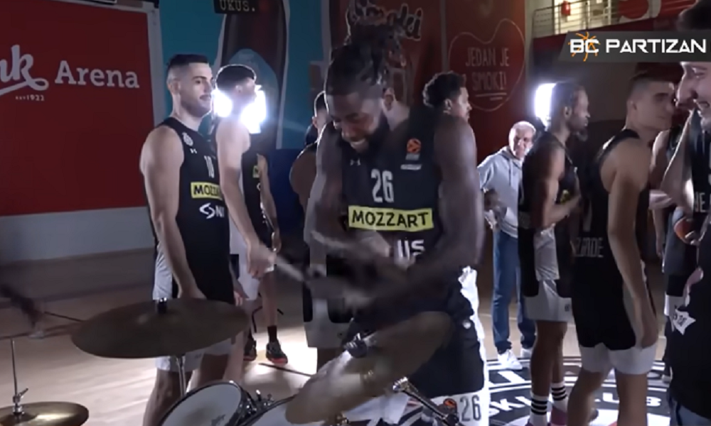 CRNO-BELI DAN Grupa „JNA“ snimila spot za pesmu u kom su učestvovali košarkaši Partizana (VIDEO)