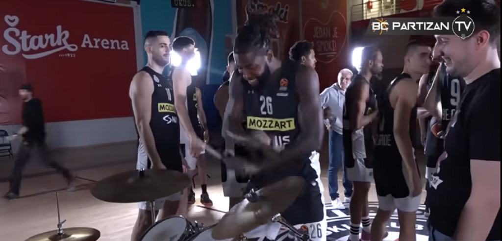 CRNO-BELI DAN Grupa „JNA“ snimila spot za pesmu u kom su učestvovali košarkaši Partizana (VIDEO)