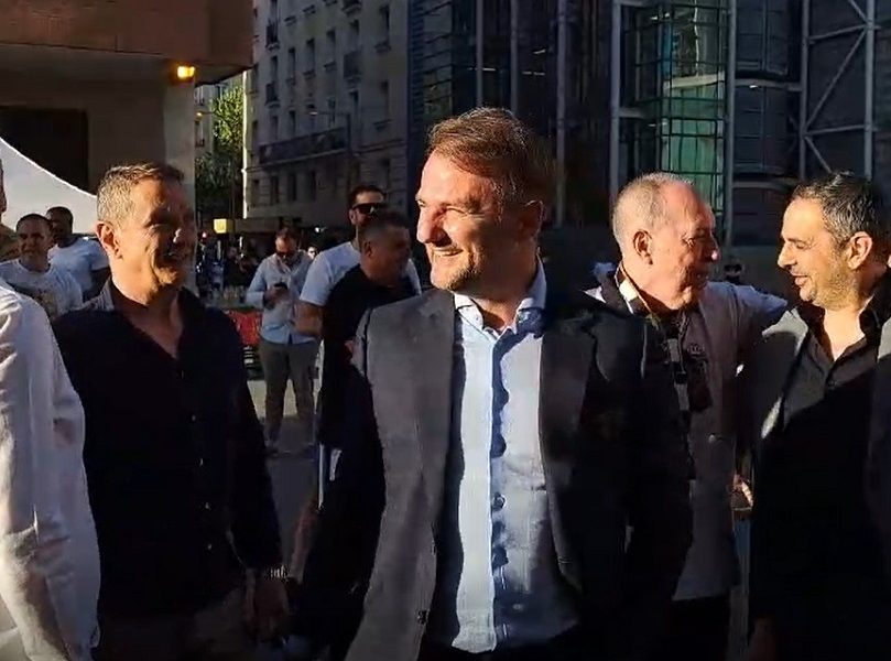 PLATI PIVO, OSTOJA Mijailović posetio „grobare“ ispred hale u Madridu! Rečenica koju je izgovorio ih je oduševila (VIDEO)