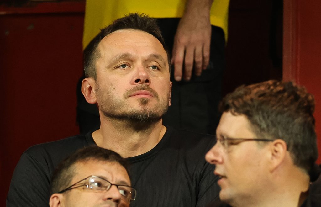 OGLASIO SE REBRAČA Pevao „grobarske“ pesme, pa se izvinio: Najpre bih hteo da pojasnim situaciju…