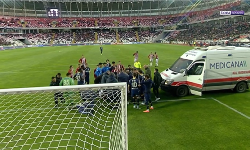 STRAVIČNA SCENA Golman Sivasa nokautirao Valensiju i poslao ga u bolnicu (VIDEO)