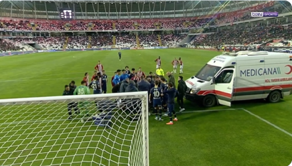 STRAVIČNA SCENA Golman Sivasa nokautirao Valensiju i poslao ga u bolnicu (VIDEO)