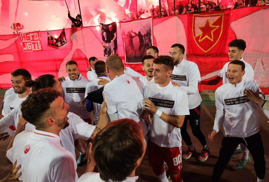 Zvezdini fudbaleri posle osvajanja titule obukli majice sa specijalnom porukom, a onda je zagrmelo na severu (VIDEO)
