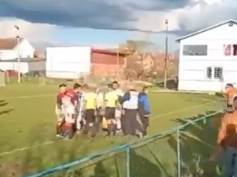 ZAR I OVO? Čovek u Srbiji uskočio u teren, u ruci je imao nešto što liči na… (VIDEO)