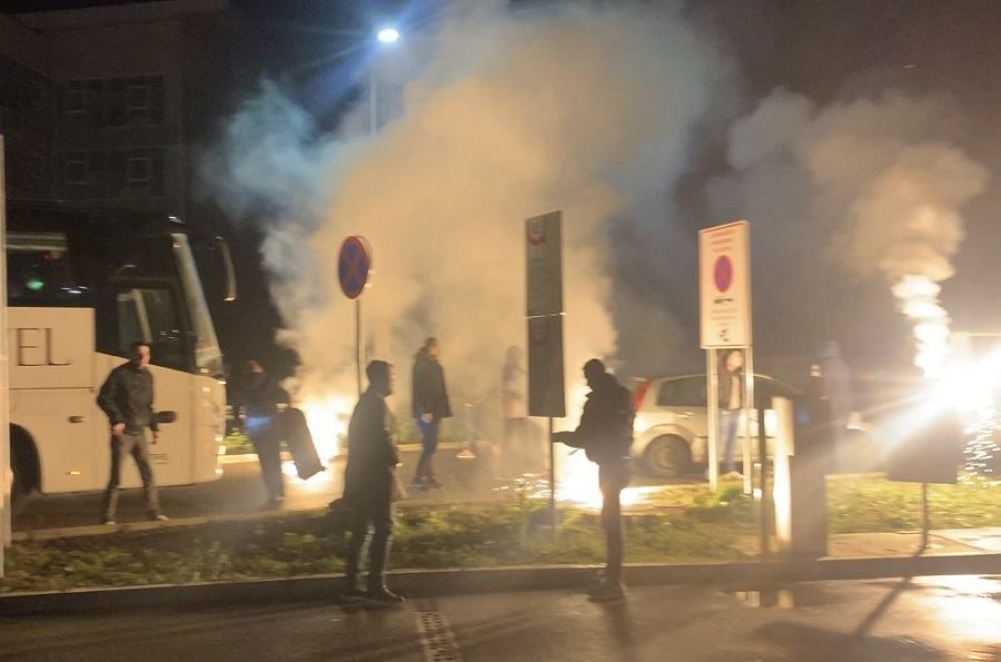Navijači Partizana pred zoru dočekali svoje junake posle velike pobede u Monaku (VIDEO)