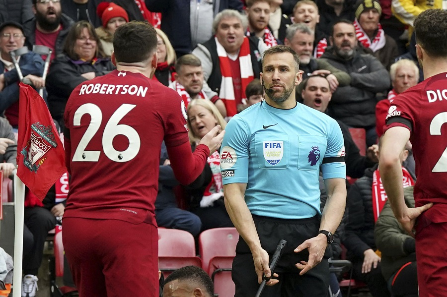 ENGLESKA Sudiji koji je udario igrača Liverpula u glavu preti žestoka kazna… Poređenje s Mitrovićem (VIDEO)