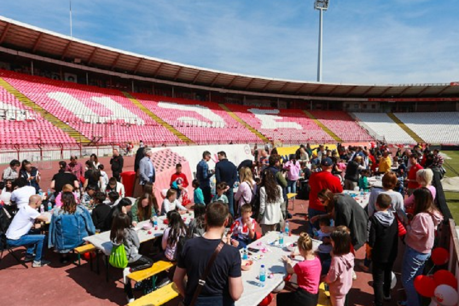 Fudbaleri Zvezde sa decom bez roditeljskog staranja farbali uskršnja jaja