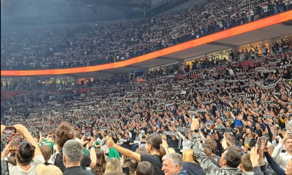 KOREOGRAFIJA „GROBARA“ Gromoglasna podrška za Partizan! Pogledajte kako izgleda „Arena“ za meč sa PAO-om (VIDEO)