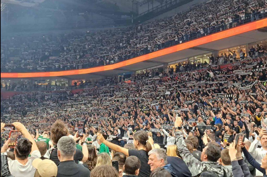 KOREOGRAFIJA „GROBARA“ Gromoglasna podrška za Partizan! Pogledajte kako izgleda „Arena“ za meč sa PAO-om (VIDEO)
