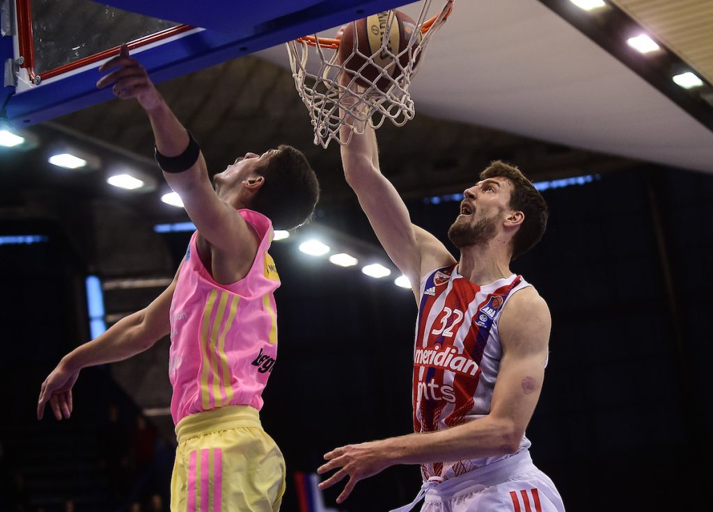 POLUVREME NA NOVOM BEOGRADU Zvezda na Kampacov pogon ubacila više od 50 poena, uz samo dve trojke!