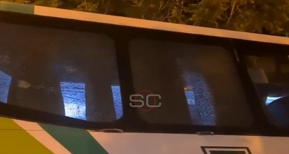 OVAKO NEŠTO SE NA PAMTI Greškom kamenovali autobus sa svojim fudbalerima (VIDEO)