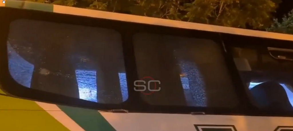 OVAKO NEŠTO SE NA PAMTI Greškom kamenovali autobus sa svojim fudbalerima (VIDEO)