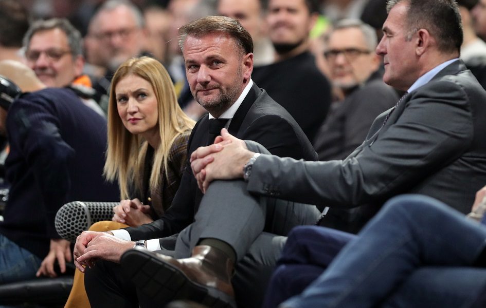 OSTOJA NA TRGU U BOLONJI SA „GROBARIMA“ I PORUČUJE: Želimo u Evroligu bez ABA lige, ne želimo da nas učešće košta milion evra!
