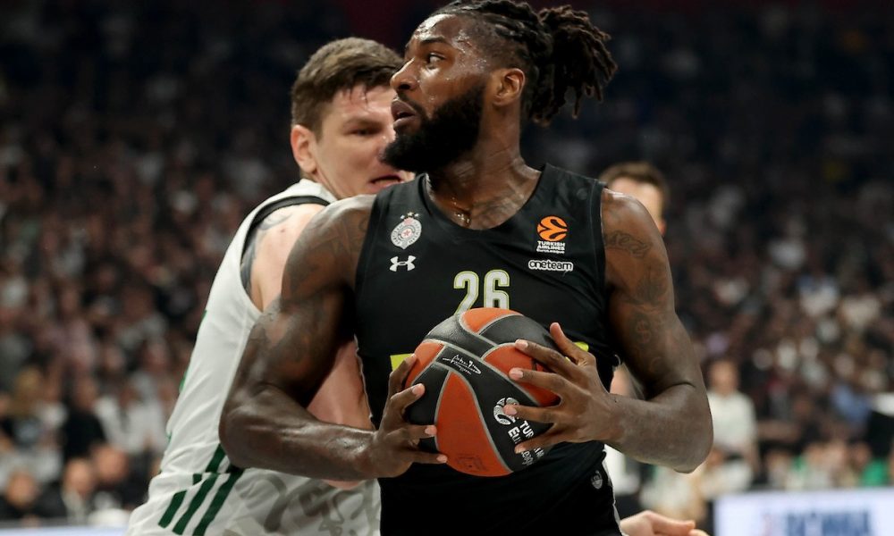 PAKLENO I NA TRIBINAMA I NA TERENU Panter serijom trojki vratio Partizan u život