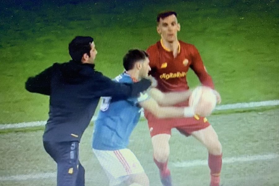 BURNO U RIMU Murnjov pomoćnik isključen zbog sukoba sa igračem Fejenorda (VIDEO)