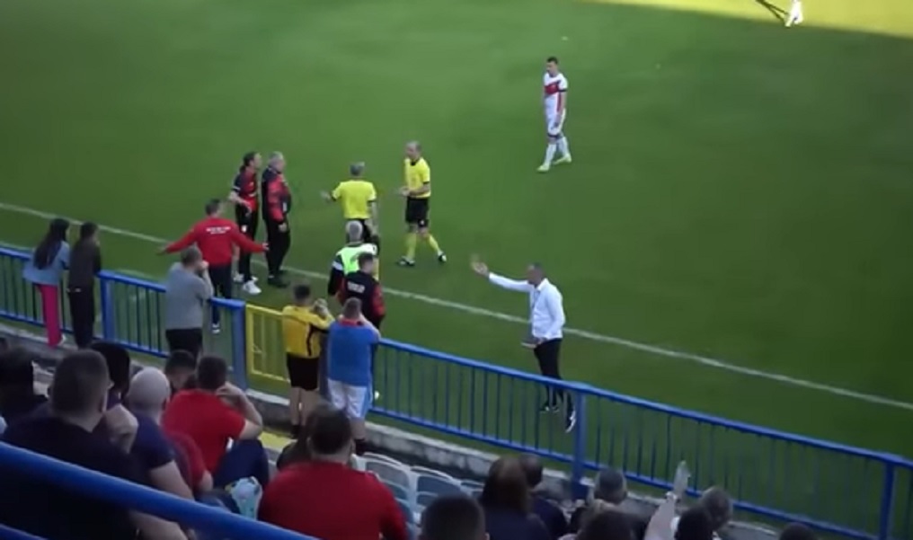 INCIDENT U SMEDEREVU Navijač ušao u teren i udario trenera! (VIDEO)