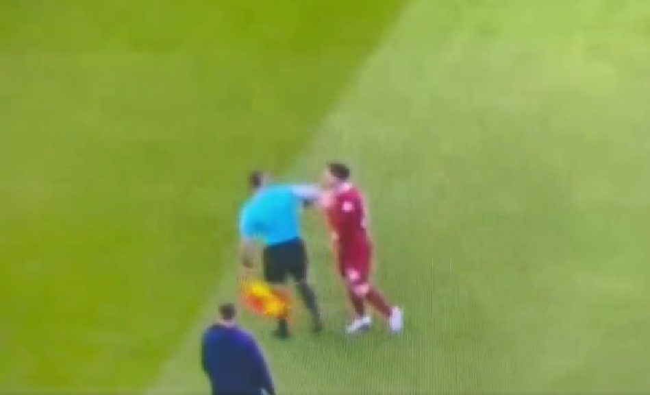 SKANDAL Bez postupka protiv sudije koji je laktom u glavu udario fudbalera Liverpula (VIDEO)