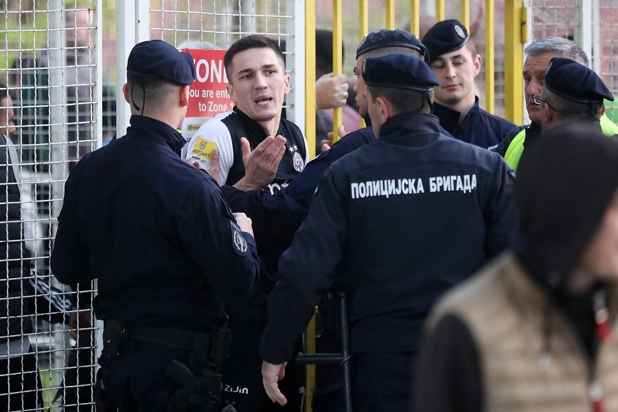 SUKOB SA OBEZBEĐENJEM Pojavio se snimak haosa posle utakmice Čukarički – Partizan (VIDEO)