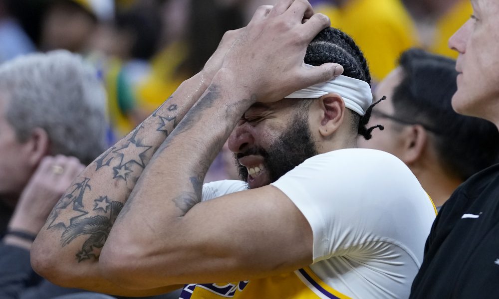 O OVOME SE PRIČA Dejvis dobio udarac u glavu, pa u invalidskim kolicima otišao na preglede! NBA legende mu se smejale, evo i zbog čega (VIDEO)