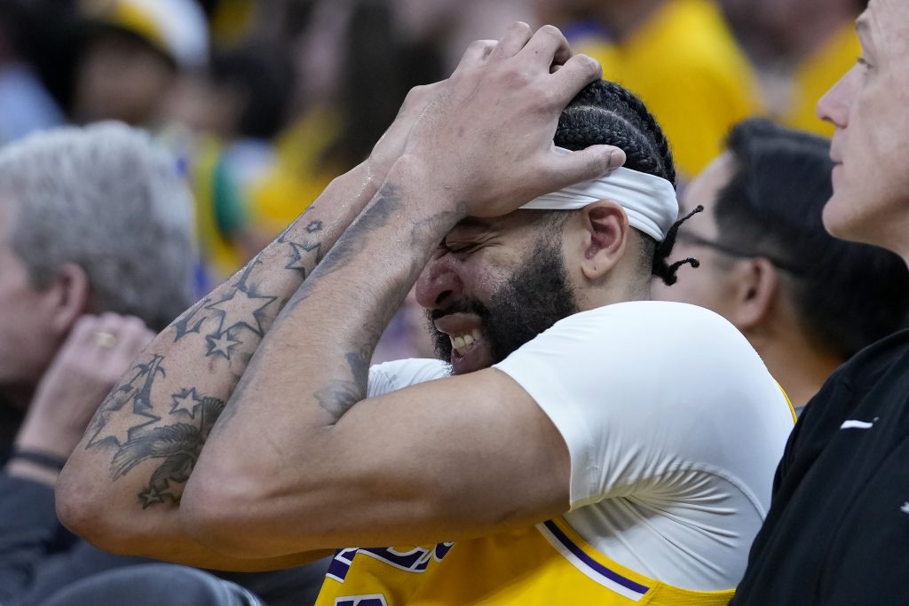 O OVOME SE PRIČA Dejvis dobio udarac u glavu, pa u invalidskim kolicima otišao na preglede! NBA legende mu se smejale, evo i zbog čega (VIDEO)