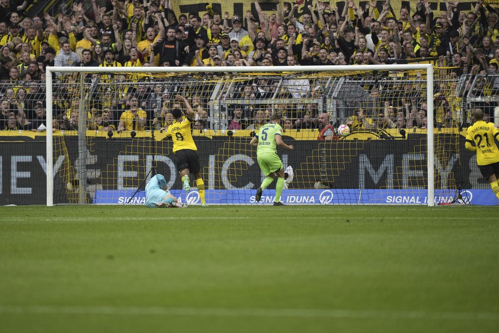 BUNDESLIGA Borusija spakovala šesticu Volfzburgu i nastavila poteru za „Salataru“ (VIDEO)