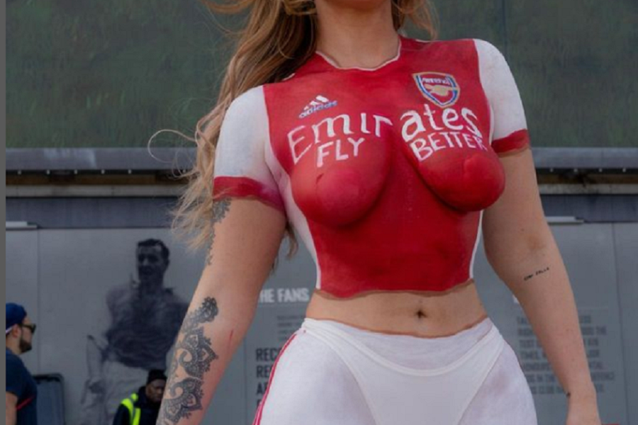 ČISTA DESETKA Navijačica golim grudima davala podršku Arsenalu! Ko nije pao u nesvest… (FOTO)