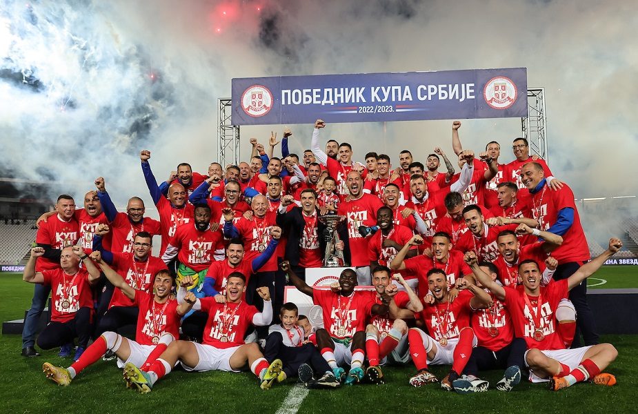 Crvenoj zvezdi uručen pehar namenjen pobedniku Kupa, a onda se „zapalilo“ nebo (VIDEO)