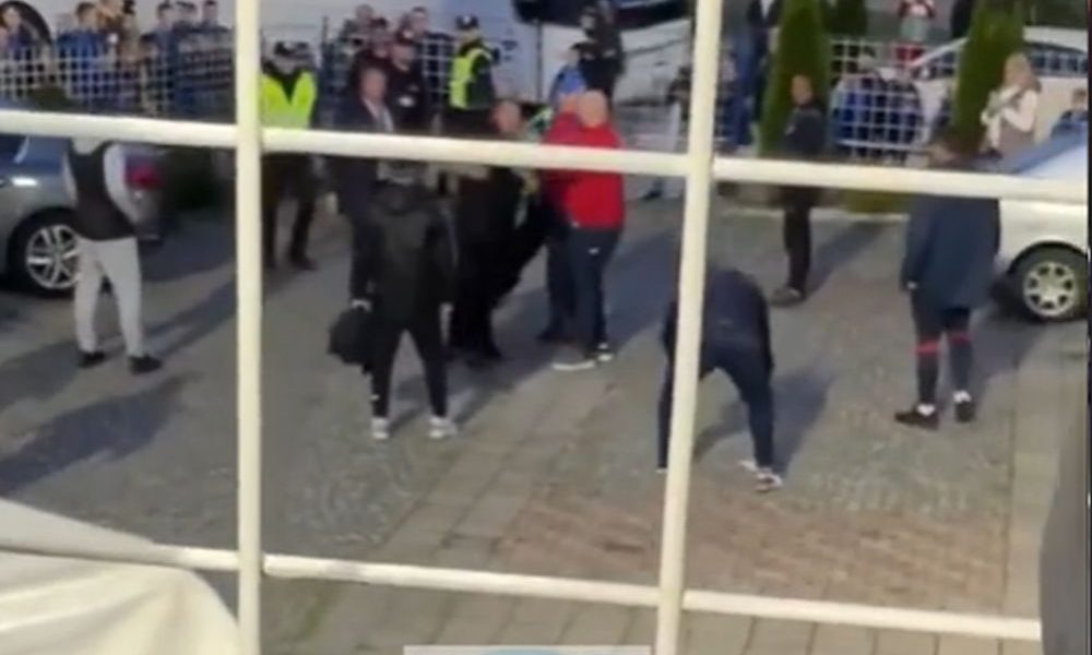 „GDE ĆEŠ BRE, MAJMUNE?!“ Sukob Lalatovića i navijača, obezbeđenje trenera guralo u svlačionicu (VIDEO)