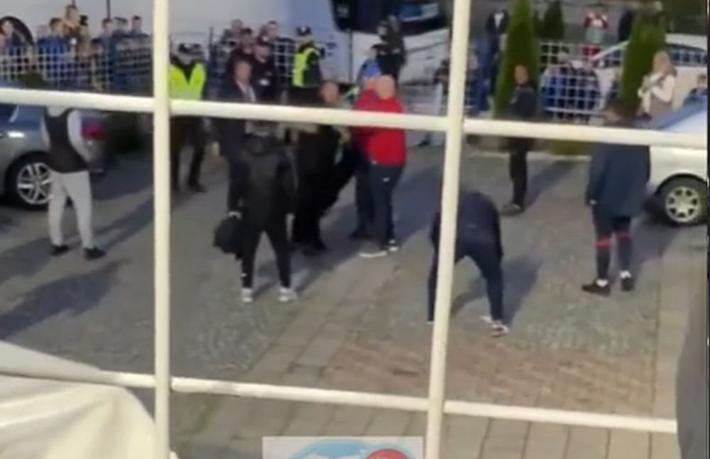 „GDE ĆEŠ BRE, MAJMUNE?!“ Sukob Lalatovića i navijača, obezbeđenje trenera guralo u svlačionicu (VIDEO)