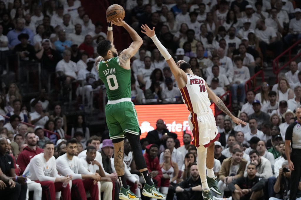 Boston preživeo… Čudesna tri minuta Seltiksa srušila Majami!
