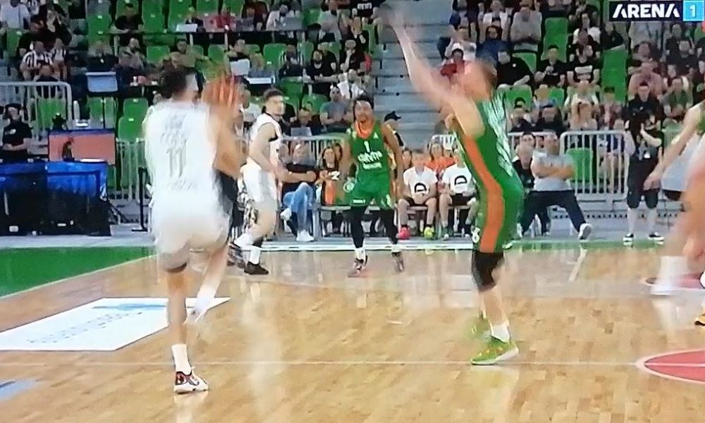 PLJUŠTE TROJKE U STOŽICAMA… Eksum pogodio sa pola terena uz zvuk sirene! (VIDEO)