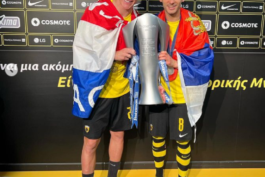 SAD SI UZ’O TROFEJ, MIJATEEE AEK je šampion Grčke! Ludnica na terenu, ludnica na tribinama (VIDEO)