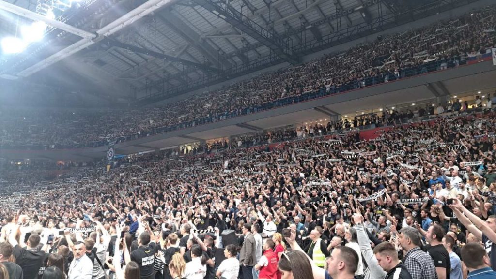 ZASTRAŠUJUĆA ATMOSFERA „Grobari“ uradili nešto neviđeno! Ovo ledi krv u žilama (VIDEO)