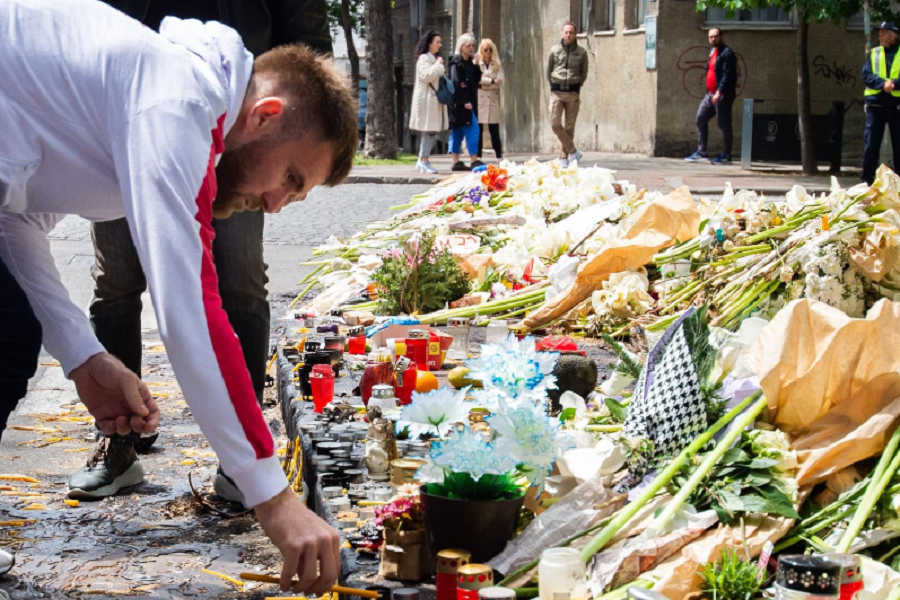 „ANĐELI NAŠI“ Uprava, stručni štab i fudbaleri Crvene zvezde položili cveće i upalili sveće ispred škole „Vladislav Ribnikar“ (FOTO)