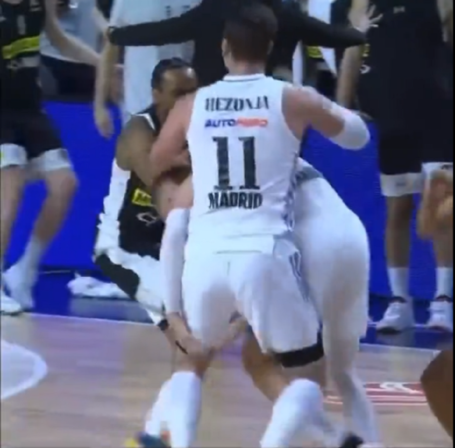 ŠTA SU SUDIJE GLEDALE? Zašto Evroliga nije kaznila i Hezonju? Hrvat je morao na „hlađenje“ (VIDEO)