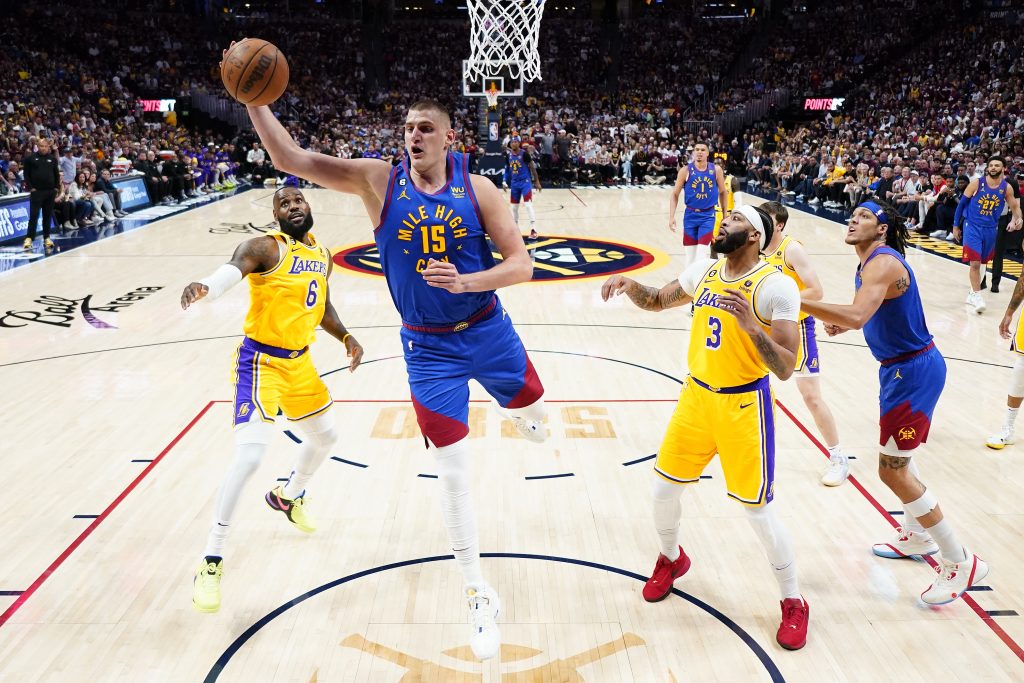 JOKIĆI SU HIT U AMERICI Nikola dominira na terenu, a njegova braća na tribinama (VIDEO)