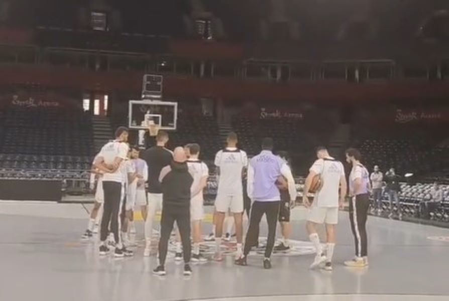 BRAVO, MADRIĐANI! Košarkaši Reala odali počast stradalima u masakru u Beogradu (VIDEO)