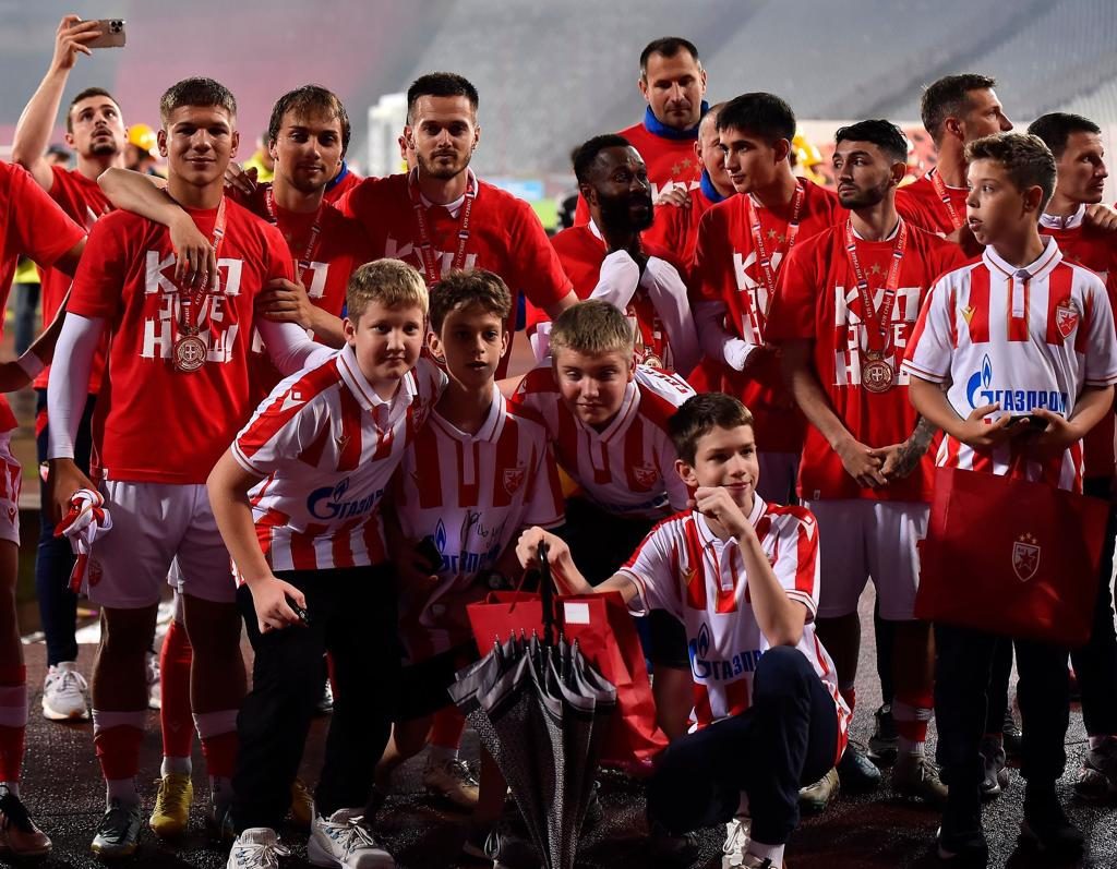 Mališani OŠ „Vladislav Ribnikar“ bili gosti Crvene zvezde na finalu Kupa (FOTO)