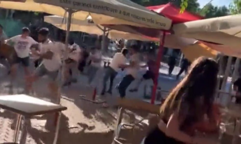 LETELE STOLICE, A ONDA BEŽANIJA Tuča navijača u Sevilji pred finale Kupa kralja (VIDEO)