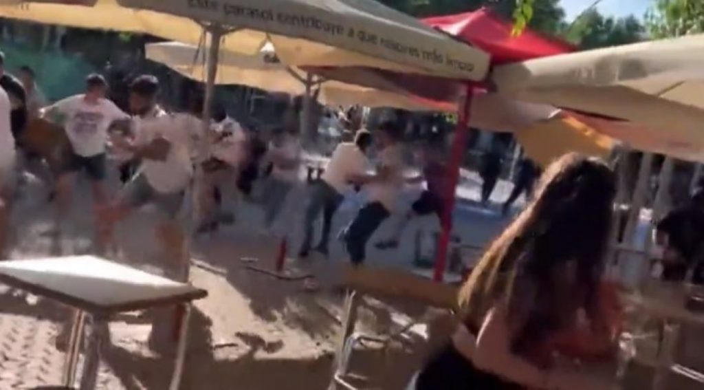 LETELE STOLICE, A ONDA BEŽANIJA Tuča navijača u Sevilji pred finale Kupa kralja (VIDEO)