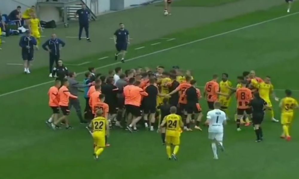 SUDIJA PODELIO ŠEST CRVENIH Šahtjor osvojio titulu u Ukrajini, ali meč obeležila tuča (VIDEO)